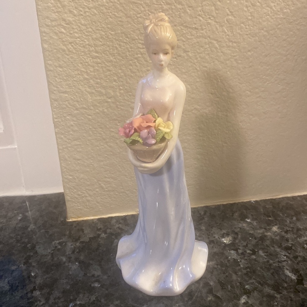 K’s Collection English Lady With Flowers Porcelain Figurine - Picture 4 of 5